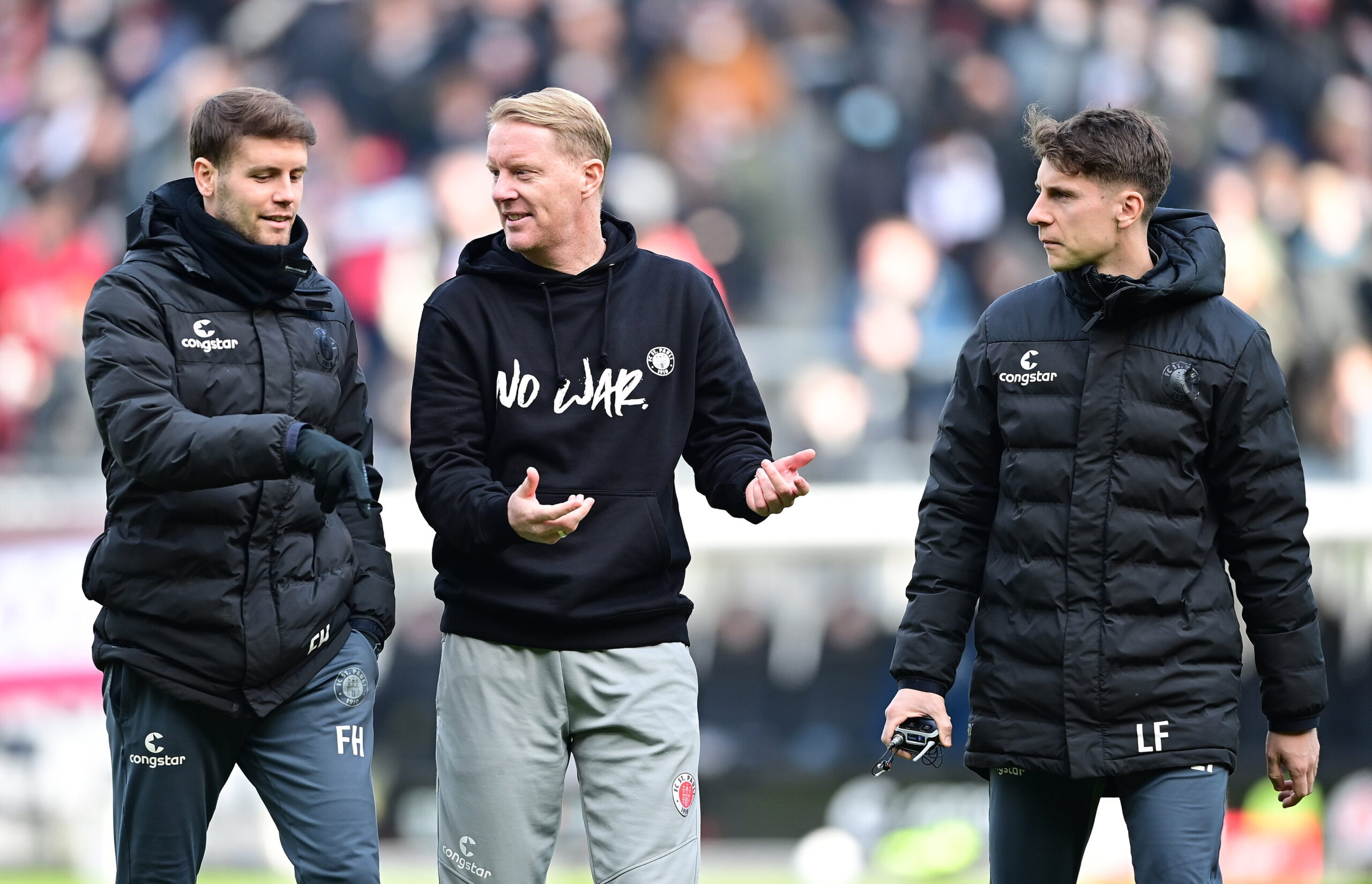 St. Pauli-Trainer Fabian Hürzeler, Timo Schultz und Loic Favé