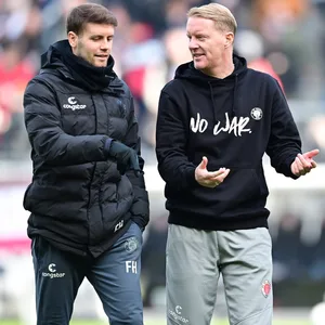St. Pauli-Trainer Fabian Hürzeler, Timo Schultz und Loic Favé