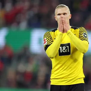 Erling Haaland beißt die Zähne zusammen.