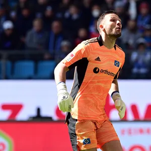 HSV-Torwart Daniel Heuer Fernandes unmittelbar vor dem 0:1 gegen Paderborn.