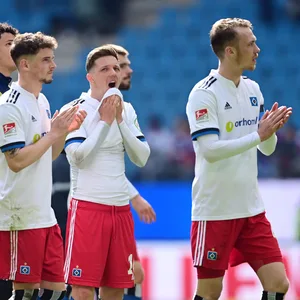 Die HSV-Profis sind nach dem 1:2 gegen Paderborn enttäuscht.
