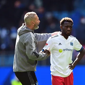HSV-Trainer Tim Walter nimmt nach dem 1:2 gegen Paderborn Bakery Jatta in den Arm. Er hätte auch wütend sein können.
