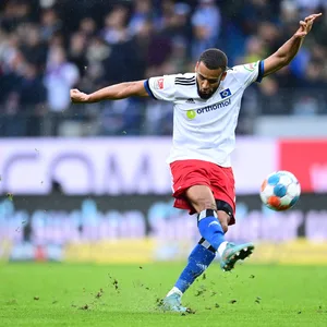 Josha Vagnoman beim 4:0 gegen Aue