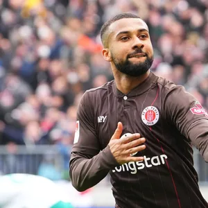 St. Pauli-Profi Daniel-Kofi Kyereh jubelt