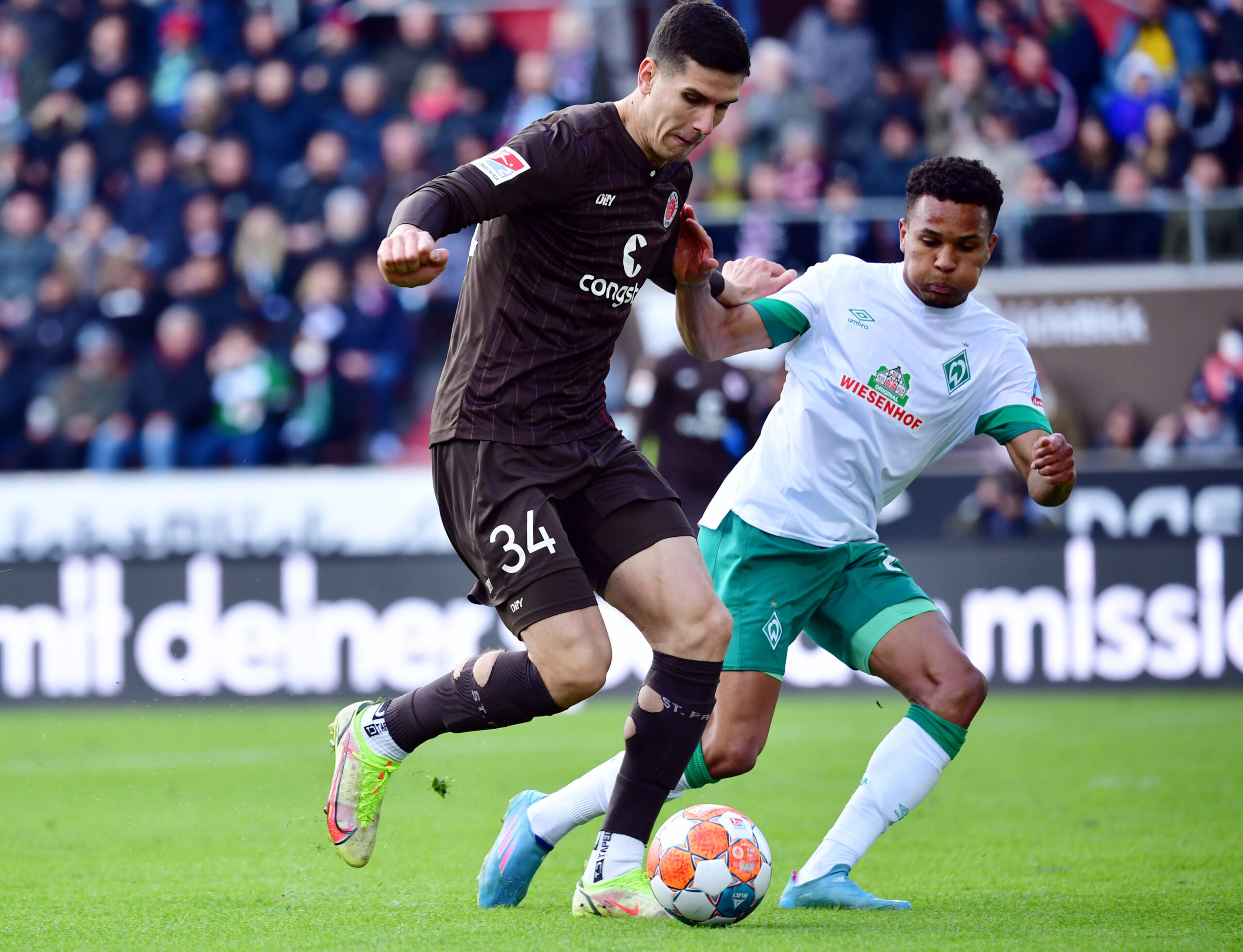 St. Paulis Stürmer Igor Matanovic gegen Felix Agu von Werder Bremen