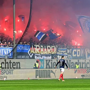HSV-Fans zünden Pyrotechnik bei Holstein Kiel