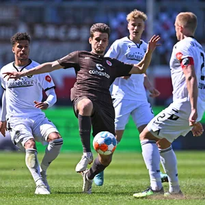 St. Pauli-Profi Adam Dzwigala gegen Sandhausen
