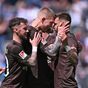 St. Pauli-Profis Marcel Hartel, Simon Makienok und Guido Burgstaller jubeln