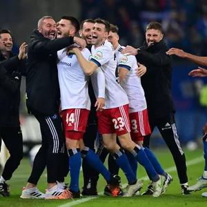 Pure Freude! Die HSV-Profis kommen zum Jubeln zu ihrem Trainer Tim Walter.