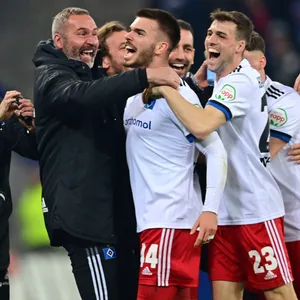 HSV-Trainer Tim Walter jubelt mit Mario Vuskovic