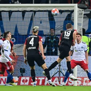 Nils Petersen köpft die Freiburger zur frühen Führung.