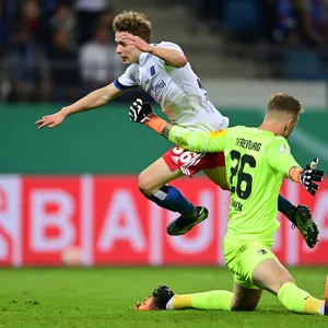 HSV-Talent Anssi Suhonen (l.) gegen Freiburgs Keeper Mark Flekken