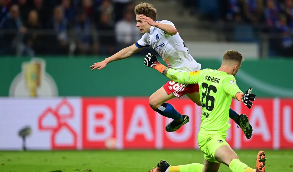 HSV-Talent Anssi Suhonen (l.) gegen Freiburgs Keeper Mark Flekken