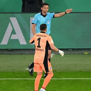Schiedsrichter Deniz Aytekin zeigt auf den Punkt, nachdem der VAR ihn in die Review Area geschickt hatte.