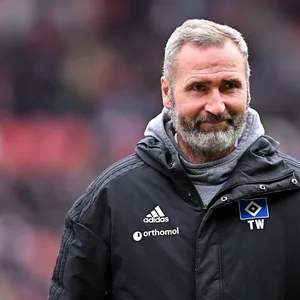 HSV-Trainer Tim Walter traf beim 4:2-Sieg in Regensburg viele richtige Entscheidungen.