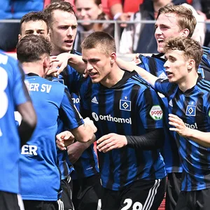 Der HSV feiert das 1:0 von Miro Muheim in Regensburg.