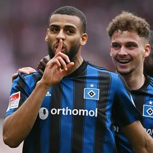 HSV-Profi Josha Vagnoman (l.) nach seinem 3:2 in Regensburg.