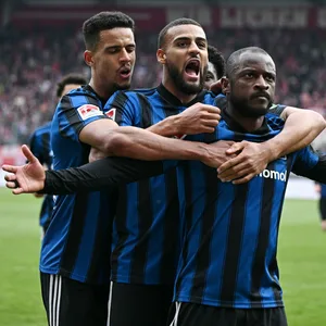 Die HSV-Profis Robert Glatzel, Josha Vagnoman und David Kinsombi (v.l.)