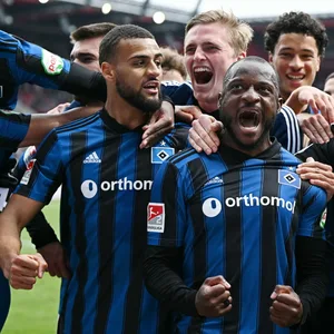 Geschafft! Der HSV bejubelt die späten Tore in Regensburg.