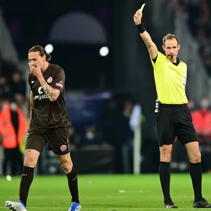 St. Pauli-Profi Jackson Irvine sieht Gelb