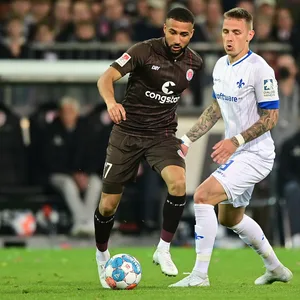 Daniel-Kofi Kyereh von St. Pauli und Phillip Tietz von Darmstadt
