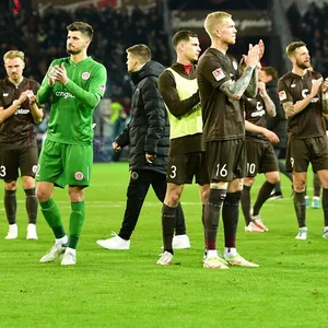 Die Kiezkicker bedankten sich nach dem Spiel für den Support von den Rängen.