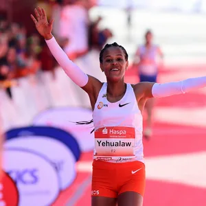 Yalemzerf Yehualaw gewinnt beim Hamburg-Marathon