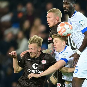 Einsatz bis zum Schluss ist gefragt: Lukas Daschner und Simon Makienok gegen Darmstadt.