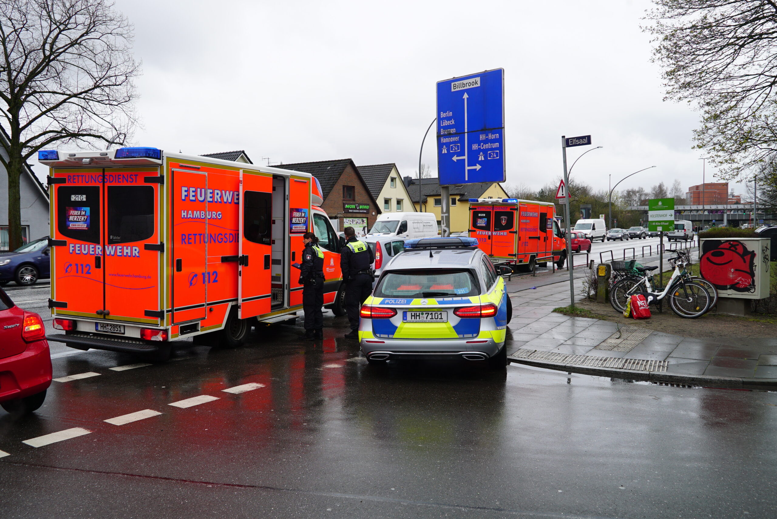 In Jenfeld kollidierten zwei Radfahrer mit einem abbiegenden Auto.