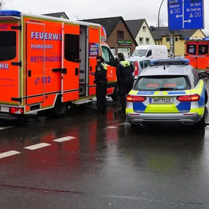 In Jenfeld kollidierten zwei Radfahrer mit einem abbiegenden Auto.