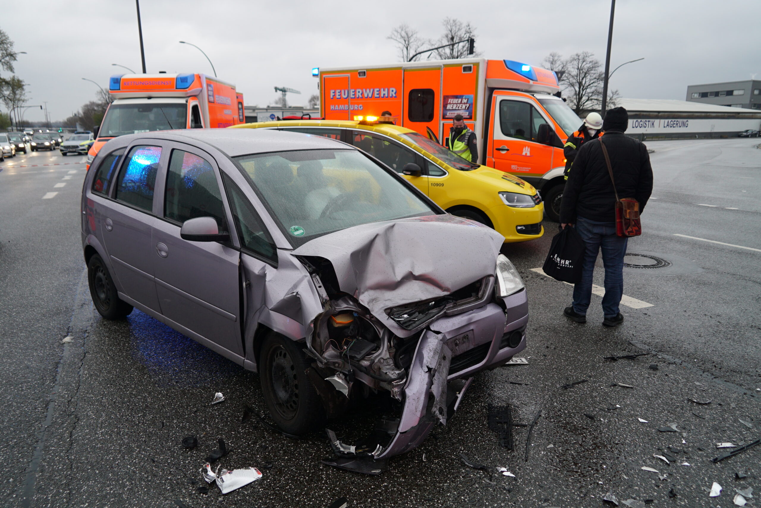 Drei Menschen wurden am Mittwochabend verletzt, als zwei Autos auf einer Kreuzung zusammenkrachten.