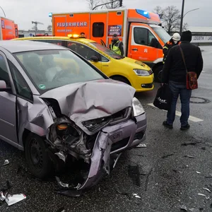 Drei Menschen wurden am Mittwochabend verletzt, als zwei Autos auf einer Kreuzung zusammenkrachten.