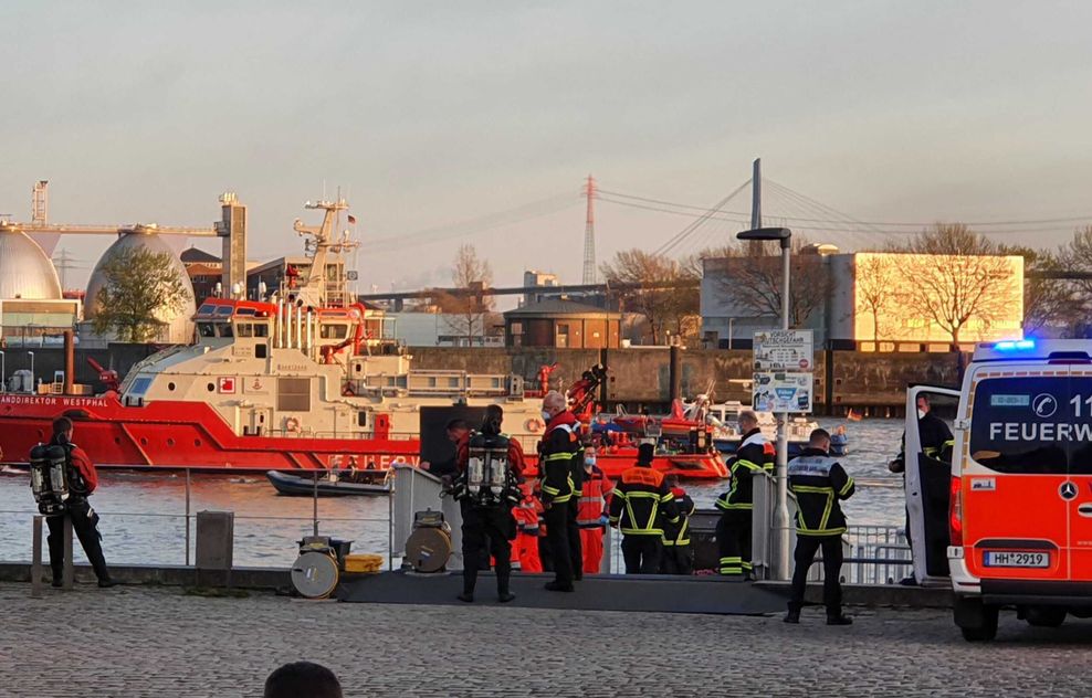 Suche nach einer Person in der Elbe in Hamburg