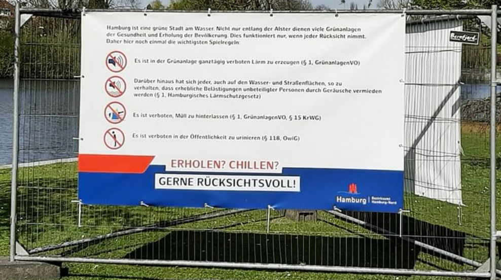 Dieses Schild soll Jugendliche dazu bringen, sich rücksichtsvoll zu verhalten.