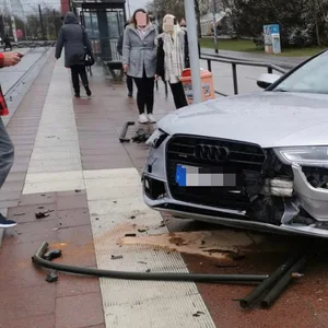 In Rostock: Auto erfasst Schüler an Haltestelle
