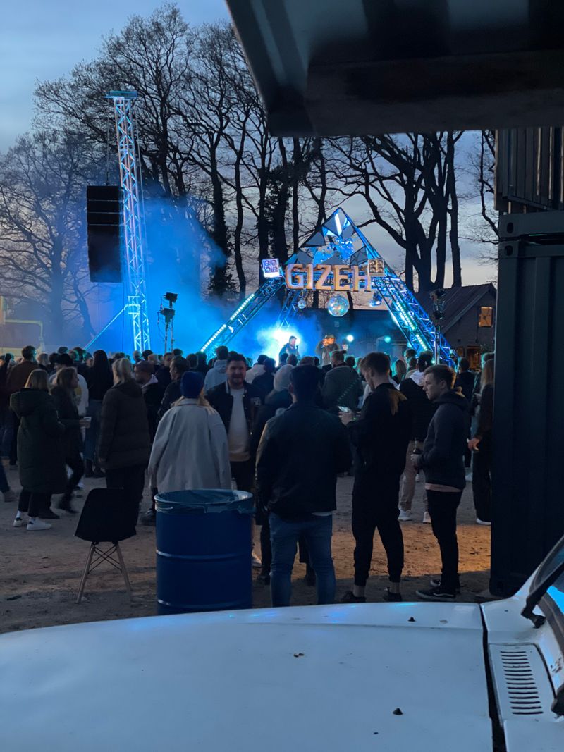 Majan steht auf der Bühne und performt.