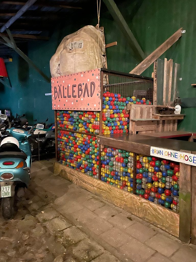 Ein selbstgebautes Bällebald steht an der grünen Scheune.