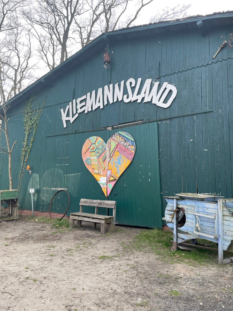 Eine grüne Scheune mit der Aufschrift „Kliemannsland“.