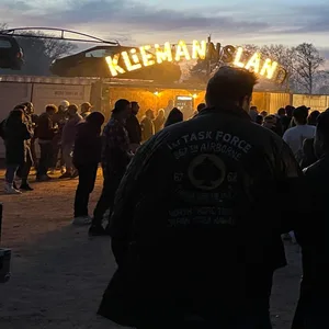 In der Abenddämmerung fand am Mittwochabend auf dem bekannten hof namens „Kliemannsland“ ein kleines Konzert statt.