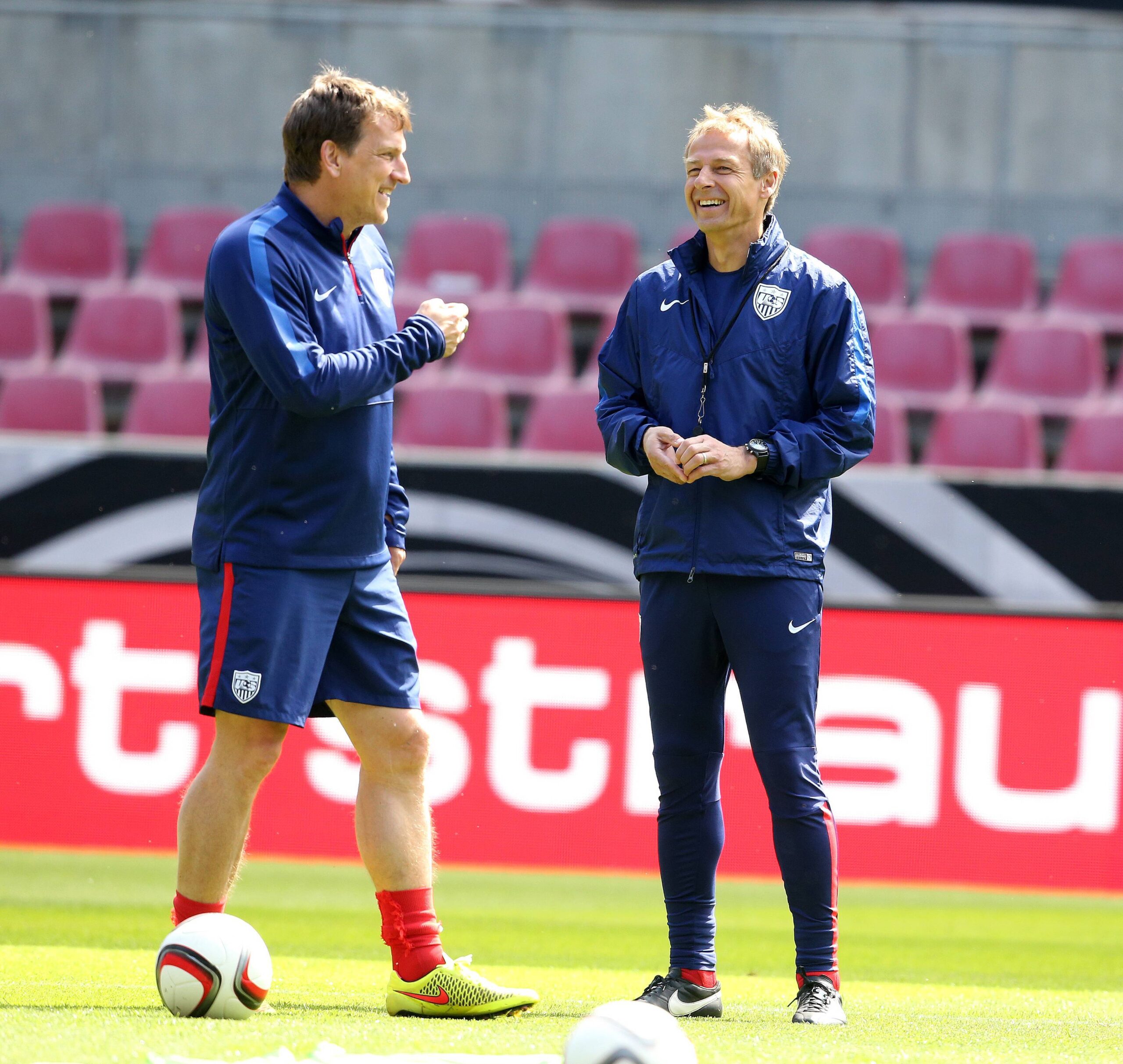 Andreas Herzog und Jürgen Klinsmann auf dem Rasen im Austausch