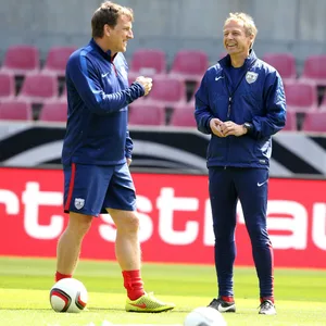 Andreas Herzog und Jürgen Klinsmann auf dem Rasen im Austausch