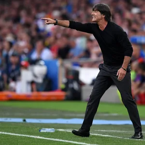 Joachim Löw gibt Anweisungen von der Seitenlinie
