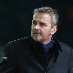 Sky-Experte Dietmar Hamann mit bedrücktem Gesichtsausdruck im Stadion