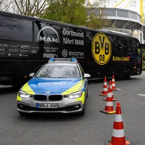 Der Mannschaftsbus des BVB mit einem Polizeiwagen