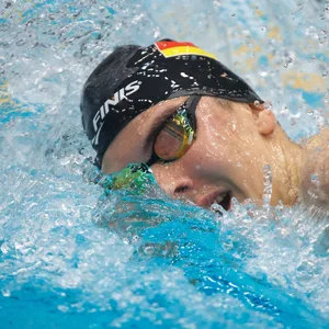 Schwimmer Rafael Miroslaw beim ausatmen an der Wasserberfläche