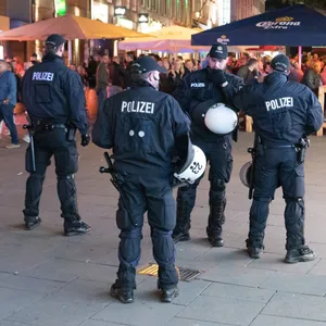 Die Hamburger Polizei wird am Samstag auf der Reeperbahn mal wieder in erhöhter Alarmbereitschaft sein.