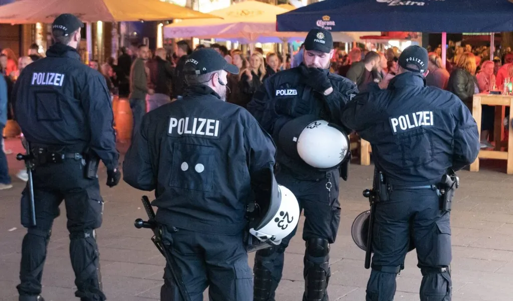 Die Hamburger Polizei wird am Samstag auf der Reeperbahn mal wieder in erhöhter Alarmbereitschaft sein.