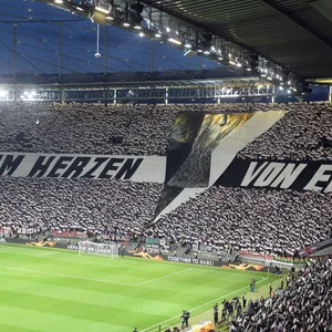 "Im Herzen von Europa"-Schriftzug auf voller Tribüne bei Eintracht Frankfurt