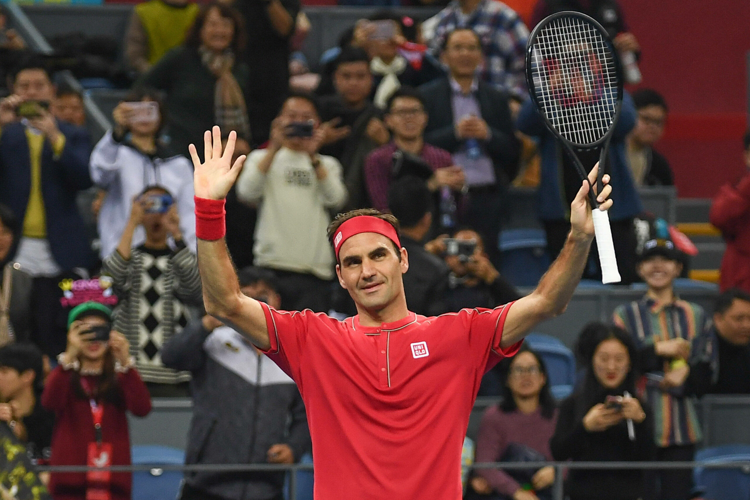 Roger Federer winkt den Fans
