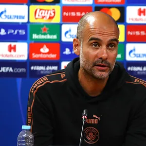 Pep Guardiola beantwortet Fragen auf der Pressekonferenz